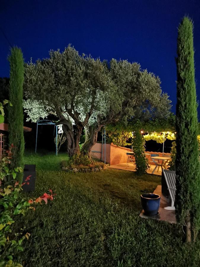 Le Nid Des Arts Bed & Breakfast Tourrettes Dış mekan fotoğraf